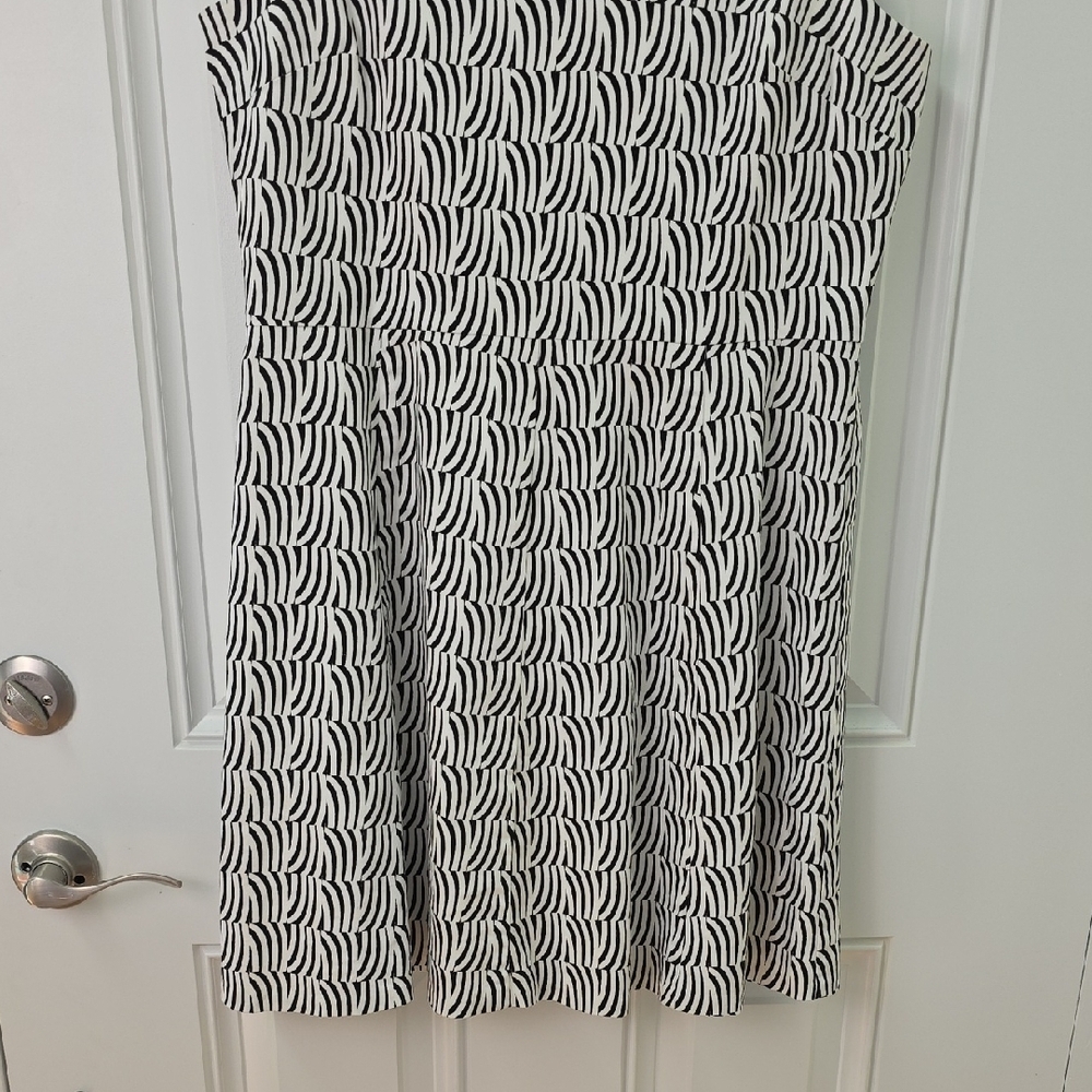 CeCe Black and White Abstract Stripe Cotton Dress. Size 14 - Picture 4 of 11